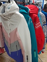 Большой ассортимент горнолыжных курток для женщин